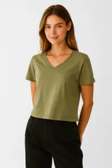 Remera verde militar de algodón, de corte cropped y cuello en V.
