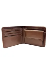 Billetera negra de cuerina con costuras al tono y logo en la esquina inferior derecha.