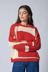 Sweater tejido jersey color naranja y beige, 100% acrílico con diseño jacquard Collage, de corte oversize.