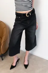 Bermuda de jean color negro, corte ancho y largo midi.