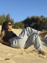 Pantalón de tela rayada rosa y blanco, de corte amplio y cintura elastizada.