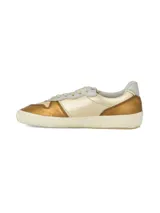 Zapatillas deportivas de cuero color beige, con detalles en marrón y verde.