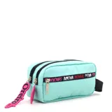 Cartuchera rectangular color celeste con doble cierre superior, estampado con la frase "Toujours amour rouge pour toi" en letras rosas y negras, y llavero con el logo de Las Oreiro en rosa.