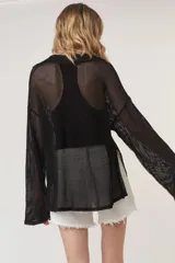 Sweater de malla color crudo, con cuello polo gris acanalado, mangas largas holgadas y ruedo desflecado.