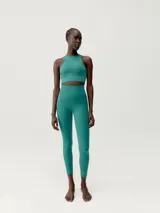 Top deportivo gris de punto canalé, con copas extraíbles y espalda atlética.