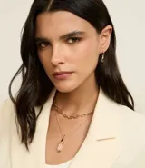 Conjunto de accesorios de tres piezas con baño dorado claro. Incluye una cadena de eslabones, un collar con colgante de cristal transparente y un par de caravanas de argolla con colgantes de cristal coordinados.