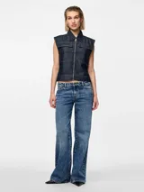 Chaleco de denim azul oscuro con cuello con solapas, cierre frontal con cremallera metálica y dos bolsillos de parche en el pecho.