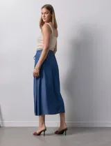 Falda larga de lyocell color celeste, con pretina ancha elastizada con lazo y bolsillos delanteros.