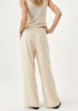 Pantalón de vestir color beige, de corte recto y tiro alto, con bolsillos laterales y traseros.