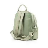 Mochila verde de símil cuero graneado, con acceso superior con cierre, dos bolsillos externos con cierre, dos bolsillos externos abiertos, un bolsillo interno con cierre y dos bolsillos internos abiertos. Tiene correa regulable, herrajes plateados y forro de tela de algodón y poliéster.