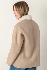 Campera camisa reversible confeccionada 100% en cuero ovino color azul, hecha en Uruguay. Con broches y bolsillos de ambos lados. Cuello con doble corderito.