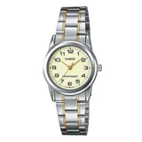 Reloj Casio para mujer con caja plateada y detalles dorados, esfera color crema con números arábigos negros, cristal mineral y pulsera de acero inoxidable combinada en plateado y dorado. Resistente a salpicaduras.