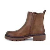 Bota negra de cuero sintético con elástico lateral, caña baja y suela track.