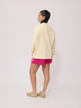Sweater color crema con estampado frontal de motivos playeros y bordado. Confeccionado en 60% algodón y 40% poliéster.