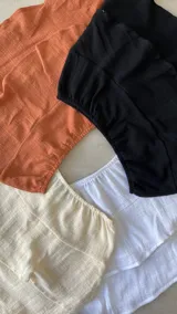 Minifalda blanca de algodón con textura arrugada y volados.