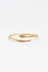 Pulsera rígida dorada con diseño envolvente de serpiente, con detalles de textura grabada en la cabeza y la cola.