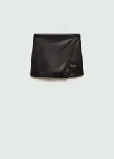 Minifalda negra de cuero sintético con diseño cruzado y cierre lateral invisible.