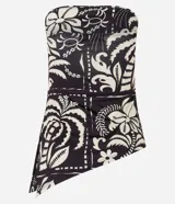 Blusa strapless con estampado floral y geométrico en blanco y negro.