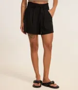 Short de cintura alta color rojo, confeccionado en tejido viscolino. Presenta trabillas en la cintura y cinturón incorporado con hebilla.