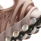 Zapatillas Nike Air Max DN color rosa pálido con detalles en marrón y negro.