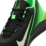 Championes Nike G.T. Jump Academy negros con detalles en verde y blanco. Cuentan con dos capas de espuma apilada en la media suela y un talón curvado. El upper texturizado es estructurado y transpirable.