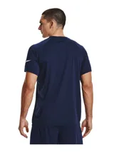 Remera deportiva verde con logo Under Armour blanco en el pecho y detalles de rayas blancas en las mangas.