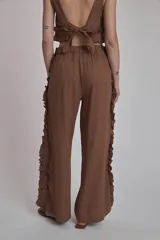 Pantalón rojo de corte palazzo con volados en los laterales.