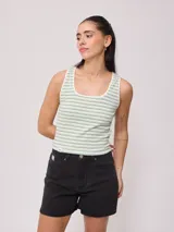 Musculosa a rayas horizontales verdes y blancas, de corte ajustado y breteles anchos.