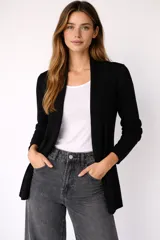 Saco de viscosa color negro, con cuello solapa y diseño holgado.