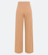 Pantalón recto color ocre, de tejido rib con textura acanalada y pliegues en la cintura.