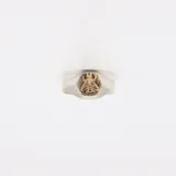 Anillo de plata con sello hexagonal y abeja en oro.