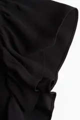 Vestido corto negro de crepé de viscosa con escote redondo y abertura de cerradura con botón oculto atrás. Presenta mangas mariposa, costuras diagonales en el torso y una pollera asimétrica con vuelo.