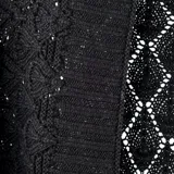 Poncho negro de acrílico con diseño calado.