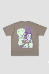 Remera color topo con estampa en la espalda de un extraterrestre, un skater y la frase "The truth is out there".