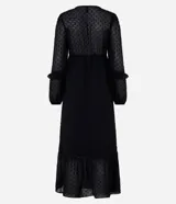 Vestido midi largo de crepé negro texturizado con volado en el bajo y mangas largas.