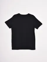 Remera de manga corta color azul oscuro con cuello en V y estampado frontal con el texto "anti romantic." en blanco.