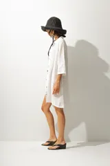 Vestido corto color negro, de corte recto y breteles finos.