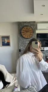 Camisa blanca de mangas largas abullonadas con puños fruncidos y cuello alto con volados.