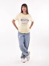 Remera blanca de algodón con estampado de limones y texto en azul.