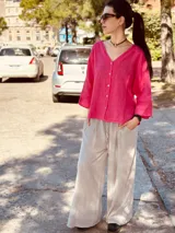 Camisa fucsia de lino, de corte holgado y manga larga.