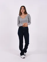Remera manga larga gris con escote redondo.