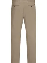 Pantalón chino de sarga color beige, corte regular, con cierre de cremallera y botón.