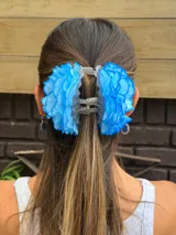 Pinza para el pelo con flores rojas de tela.