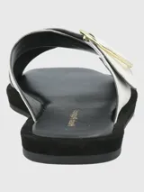 Sandalias blancas con tiras cruzadas de cuero y hebilla dorada.