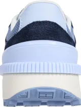 Zapatillas Tommy Jeans de estilo running, con exterior de ante en tonos azul y celeste, interior de poliéster, plantilla extraíble de goma termoplástica reciclada y suela gruesa de goma con tacos.