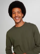 Camiseta negra de manga larga con cuello redondo.