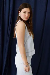 Musculosa color beige con escote cuadrado y costuras a contratono.