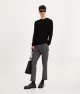 Suéter slim rojo de punto acanalado con cuello redondo y mangas largas. Puños y bajo ajustados. Marca Request.