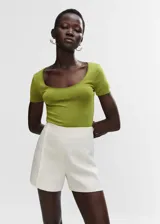 Remera color verde oliva de poliéster y elastano, con escote cuadrado y mangas cortas.