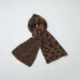 Bufanda de pelaje suave con estampado de leopardo en tonos marrones y negro.